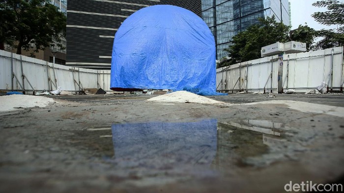 Pak Anies, Tugu Sepeda di Jakarta mangkrak? Sempat ramai pada April 2021 lalu, pembangunan tugu sepeda di kawasan Sudirman yang kini mangkrak. Tak ada satupun pekerja yang menyelesaikan tugu sepeda tersebut.