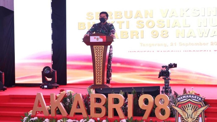 Panglima TNI Marsekal Hadi Tjahjanto meninjau kegiatan vaksinasi COVID-19