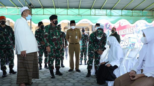 Panglima TNI Marsekal Hadi Tjahjanto meninjau kegiatan vaksinasi COVID-19