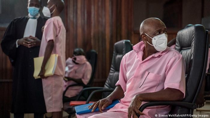 Paul Rusesabagina (ka.) bersama 19 terdakwa lain dalam pengadilan di Kigali, Rwanda, (18/2). (Simon Wohlfahrt/AFP/Getty Images)