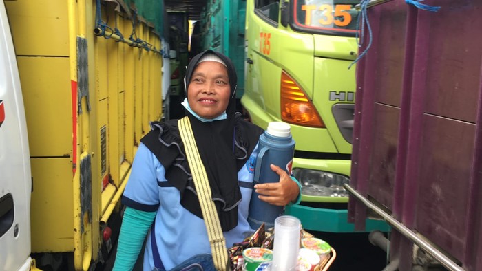 Pedagang Asongan Pelabuhan Gilimanuk Tangguh! Wanita Pedagang Asongan Ini Naik-Turun Kapal Demi Anak Cucu