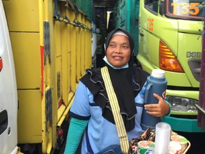 Tangguh! Wanita Pedagang Asongan Ini Naik-Turun Kapal Demi Anak Cucu