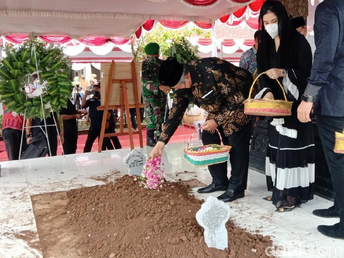 Pemakaman mertua SBY, Sunarti Sri Hadiyah Sarwo Edhie Wibowo, di Purworejo, Selasa (21/9/2021).