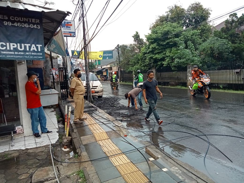 Pemotongan tiang dan kabel di Jl WR Supratman oleh Dinas PU Tangsel, 21 September 2021. (Dok Dinas PU Tangsel)