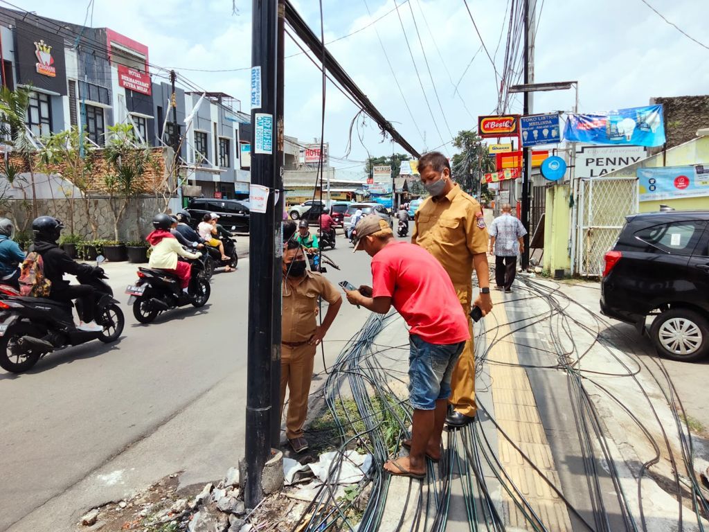 Pemotongan tiang dan kabel di Jl WR Supratman oleh Dinas PU Tangsel, 21 September 2021. (Dok Dinas PU Tangsel)
