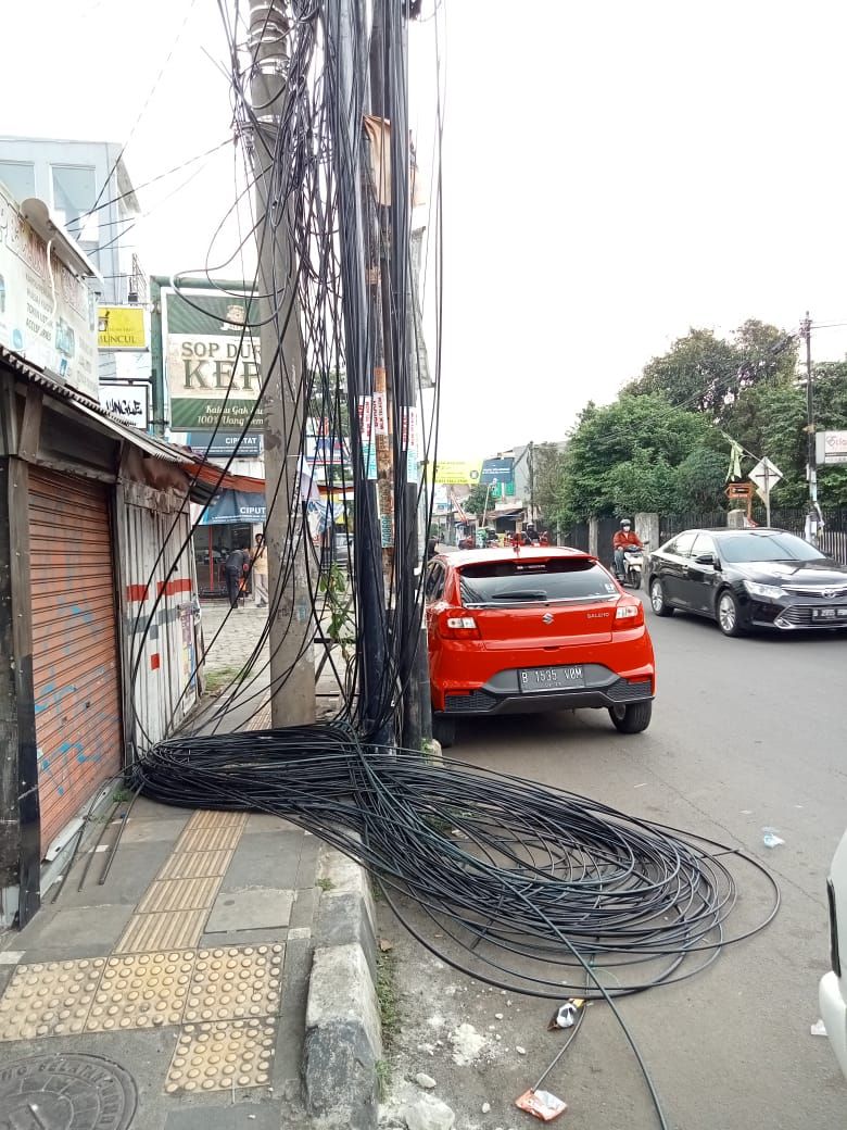 Pemotongan tiang dan kabel di Jl WR Supratman oleh Dinas PU Tangsel, 21 September 2021. (Dok Dinas PU Tangsel)
