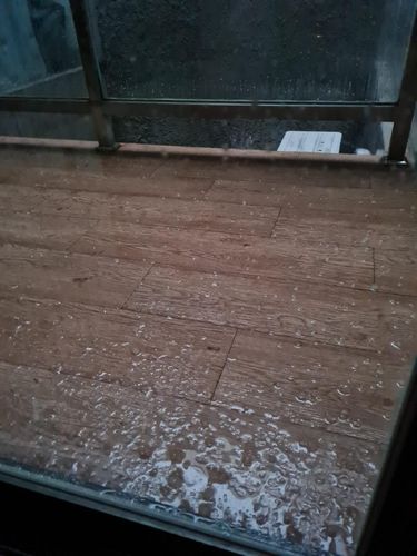 Penampakan butiran es saat hjan guyur Depok