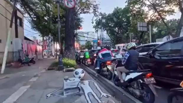 Penampakan gambar alien sebelum dibersihkan petugas