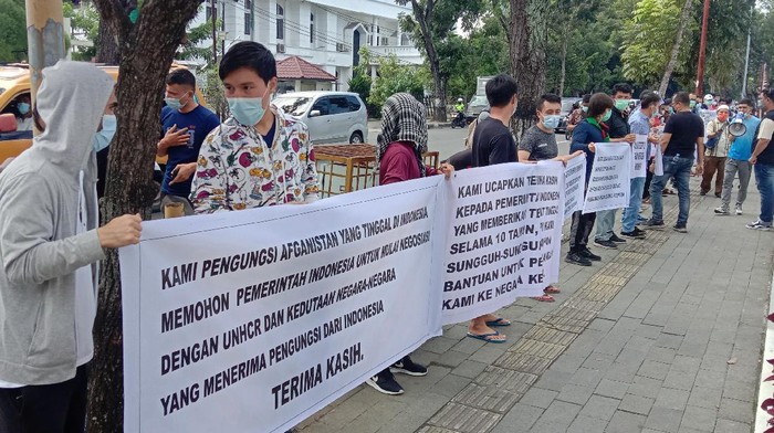 Pengungsi Afghanistan di Medan gelar demo di depan Kantor Gubsu (Ahmad Arfah-detikcom)