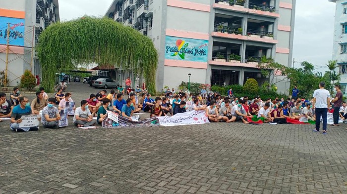 pengungsi afghanistan sidoarjo gelar aksi damai di depan rusunawa puspa agro