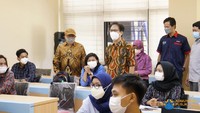 Rektor ITS (masker putih) saat meninjau kelas perkuliahan hibrida di Departemen Teknik Kelautan. Foto: Komunikasi Publik ITS