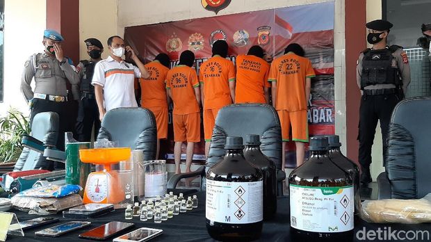 Polisi Bongkar Pabrik Tembakau Sintetis di Tangerang-Jakarta