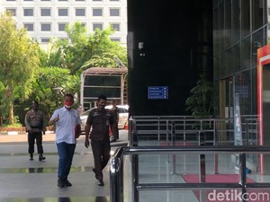 Bermasker Merah Putih, Ketua DPRD DKI Penuhi Panggilan KPK