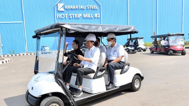 Presiden Jokowi dan Puan Maharani menghadiri peresmian pabrik industri baja di Cilegon, Banten.