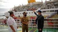 Wali Kota Makassar Ramdhan Pomanto (tengah) berbincang dengan Kepala Cabang Makassar PT Pelni (Persero) Ahkmad Sadikin (kanan) dan Nahkoda KM Umsini Rommy Supriadi (kiri) usai penutupan program isolasi apung di Terminal Peti Kemas Makassar di Makassar, Sulawesi Selatan, Senin (20/9/2021).  