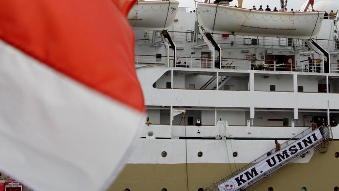 Petugas pemadam kebakaran menyemprotkan air sebagai penanda program isolasi apung ditutup secara resmi di Terminal Peti Kemas Makassar di Makassar, Sulawesi Selatan, Senin (20/9/2021). Pemerintah Kota Makassar resmi menutup program isolasi apung di atas kapal Pelni yang telah berlangsung selama dua bulan karena adanya penurunan kasus terkonfirmasi COVID-19 secara signifikan dari sekitar 700 pasien per hari menjadi sekitar 70-80 pasien per hari, serta rasio tempat tidur terpakai (bed occupancy ratio/BOR) di Kota Makassar mengalami penurunan menjadi 1,8 persen. ANTARA FOTO/Arnas Padda/yu/rwa.