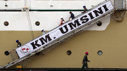 Petugas pemadam kebakaran menyemprotkan air sebagai penanda program isolasi apung ditutup secara resmi di Terminal Peti Kemas Makassar di Makassar, Sulawesi Selatan, Senin (20/9/2021). Pemerintah Kota Makassar resmi menutup program isolasi apung di atas kapal Pelni yang telah berlangsung selama dua bulan karena adanya penurunan kasus terkonfirmasi COVID-19 secara signifikan dari sekitar 700 pasien per hari menjadi sekitar 70-80 pasien per hari, serta rasio tempat tidur terpakai (bed occupancy ratio/BOR) di Kota Makassar mengalami penurunan menjadi 1,8 persen. ANTARA FOTO/Arnas Padda/yu/rwa.