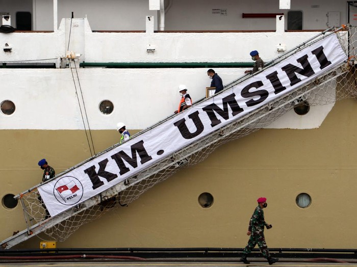 Petugas pemadam kebakaran menyemprotkan air sebagai penanda program isolasi apung ditutup secara resmi di Terminal Peti Kemas Makassar di Makassar, Sulawesi Selatan, Senin (20/9/2021). Pemerintah Kota Makassar resmi menutup program isolasi apung di atas kapal Pelni yang telah berlangsung selama dua bulan karena adanya penurunan kasus terkonfirmasi COVID-19 secara signifikan dari sekitar 700 pasien per hari menjadi sekitar 70-80 pasien per hari, serta rasio tempat tidur terpakai (bed occupancy ratio/BOR) di Kota Makassar mengalami penurunan menjadi 1,8 persen. ANTARA FOTO/Arnas Padda/yu/rwa.