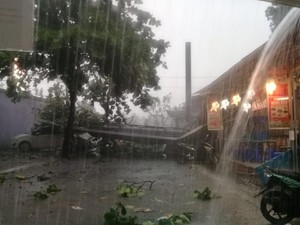 Angin Kencang-Hujan Terjang Depok, Atap Beterbangan
