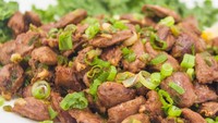 Jantung ayam juga enak digoreng dengan bumbu bawang. Rasa gurih renyahnya dipadu dengan wangi aroma bawang. Makin enak dimakan saat hangat. Resepnya bisa kamu lihat di sini.  Foto: iStock