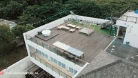 Rumah ini dilengkapi dengan rooftop yang luas dan nyaman. Foto: YouTube The Hermansyah A6