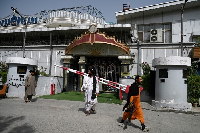 Bagian depan rumah eks wapres Afghanistan Abdul Rashid Dostum yang kini diduduki Taliban. (Foto: AFP/WAKIL KOHSAR) Bagian depan rumah eks wapres Afghanistan Abdul Rashid Dostum yang kini diduduki Taliban. (Foto: AFP/WAKIL KOHSAR)