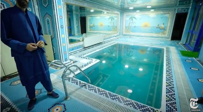 Fasilitas lainnya berupa bar, kolam renang indoor, sauna dan jacuzzi. Tidak ketinggalan area mini gym yang dilengkapi berbagai peralatan olahraga. Meski saya tinggal di kota, saya belum pernah melihat tempat seperti ini, kata Jawad saat menyambangi kamar mandi uap. (Foto: YouTube/New York Times)