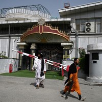 Inilah tampak depan rumah mantan wapres Abdul Rashid Dostum yang kini diduduki Taliban. Sebuah video di YouTube New York Times memperlihatkan betapa mewahnya rumah yang pernah dihuni oleh panglima perang Afghanistan yang disebut-sebut sebagai musuh bebuyutan Taliban tersebut. (Foto: AFP/WAKIL KOHSAR)