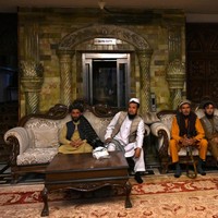 Bagi kami, tidak ada bedanya tinggal di lembah atau tempat mewah seperti ini karena kami orang Islam dan Islam melarang kami hidup mewah. Dan menurut Alquran, surga sejatinya ada setelah kematian, ujar Qari Salahuddin Ayoubi, komandan Taliban yang bertugas mengawasi rumah tersebut. Sebelum Taliban membajak rumahnya, Abdul Rashid Dostum dikabarkan sudah berhasil menyelamatkan diri ke Uzbekistan. (Foto: AFP/WAKIL KOHSAR)