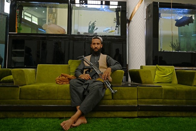 Istana Dostum yang berada di kawasan Sherpur, Kabul, itu, kini menjadi rumah bagi setidaknya 150 pejuang Taliban. Sofa panjang berwarna hijau yang biasa menjadi tempat Dostum menemui tamu-tamu pentingnya kini difungsikan sebagai tempat pasukan Taliban bersantai. (Foto: AFP/WAKIL KOHSAR)