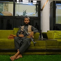 Istana Dostum yang berada di kawasan Sherpur, Kabul, itu, kini menjadi rumah bagi setidaknya 150 pejuang Taliban. Sofa panjang berwarna hijau yang biasa menjadi tempat Dostum menemui tamu-tamu pentingnya kini difungsikan sebagai tempat pasukan Taliban bersantai. (Foto: AFP/WAKIL KOHSAR)