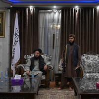 Bak istana, rumah tersebut diisi banyak interior bernuansa klasik. Setiap ruangan hadir dengan tema warna yang berbeda. Menurut saya, dia (Dostum) adalah iblis karena membangun rumah mewah ini dari darah orang-orang Afghanistan. Saat banyak orang tidak bisa makan, dia malah membangun istana, kata Jawad Abuzar, salah seorang pejuang Taliban, di video itu. (Foto: AFP/WAKIL KOHSAR)
