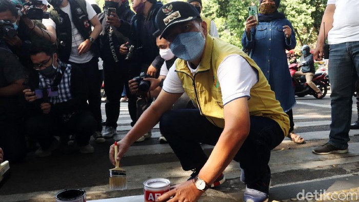 Peringati Hari Jadi Kota Bandung (HJKB) ke 211, warga Kota Bandung melakukan pembersihan jalan. Kegiatan ini digelar serentak di 30 kecamatan di Kota Bandung.