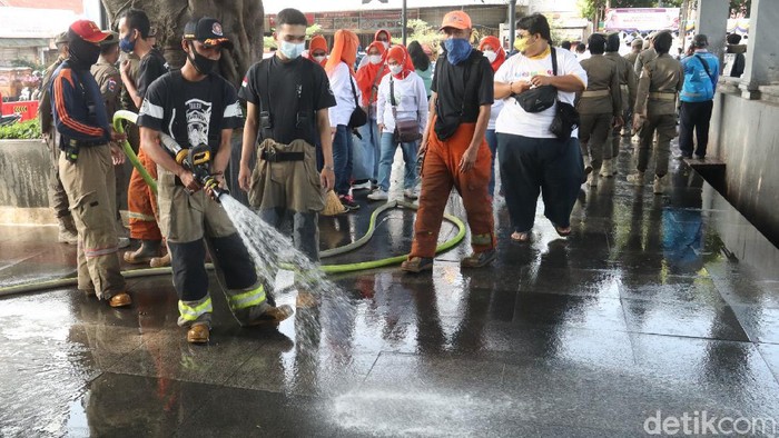 Sambut Hari Jadi Kota Bandung, warga gotong royong bersihkan jalan
