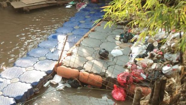 Sampah di kolong jembatan kali dekat Kantor Kelurahan Rawa Bunga, Jaktim, 21 September, sore. (Rafiq Rizqullah via Pasangmata)