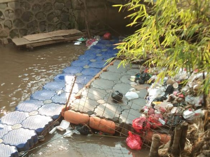 Sampah di kolong jembatan kali dekat Kantor Kelurahan Rawa Bunga, Jaktim, 21 September, sore. (Rafiq Rizqullah via Pasangmata)