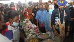 Sandi Jadi Menteri Pertama yang Kunjungi Kampung Yoboi Papua