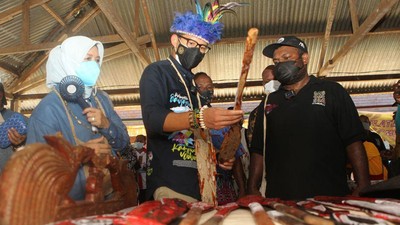Sandi Jadi Menteri Pertama yang Kunjungi Kampung Yoboi Papua