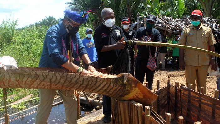 Sandi Jadi Menteri Pertama yang Kunjungi Kampung Yoboi Papua Kemenparekraf Sandiaga Uno menjadi menteri pertama yang mengunjungi Kampung Yoboi, Sentani, Jayapura. Ini foto-fotonya!