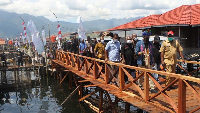 Sandi Jadi Menteri Pertama yang Kunjungi Kampung Yoboi Papua Kemenparekraf Sandiaga Uno menjadi menteri pertama yang mengunjungi Kampung Yoboi, Sentani, Jayapura. Ini foto-fotonya!