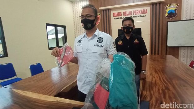 Satreskrim Polres Kudus saat jumpa pers kasus anak bunuh ibu kandung, di Mapolres Jepara, Selasa (21/9/2021).