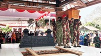 Jenazah almarhumah dimakamkan persis di samping makam sang suami, Sarwo Edhie Wibowo.