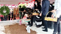 SBY menaburkan bunga di atas pusara Sunarti Sri Hadiyah Sarwo Edhie Wibowo.
