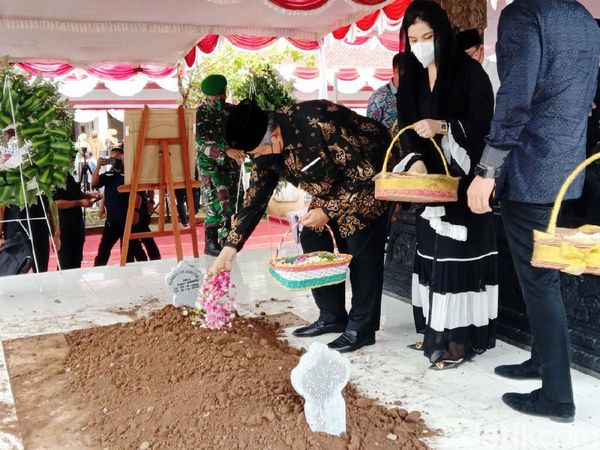 SBY Hadiri Pemakaman Ibu Mertua di Purworejo