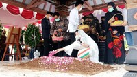 Agus Harimurti Yudhoyono (AHY) dan Edhie Baskoro Yudhoyono (Ibas) juga hadir dalam pemakaman tersebut.