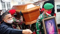 Jenazah almarhumah dimakamkan di kompleks pemakaman keluarga Sarwo Edhie Wibowo, Kelurahan Pangen Juru Tengah, Kecamatan Purworejo. Jenazah tiba pada Selasa (21/9/2021).