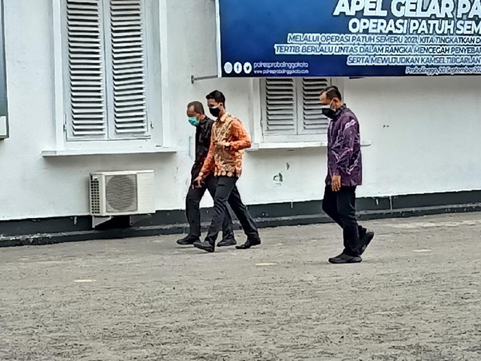Sekda Pemkab Probolinggo Soeparwiyono dan Kepala BKD Hudan Syarifuddin kembali diperiksa penyidik KPK