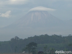 Cantik! Gunung Semeru Hari Ini Bertopi Awan Putih