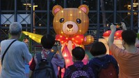 Tak hanya lampion, sejumlah instalasi seperti boneka menyala juga menjadi perhatian pengunjung.