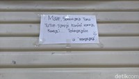 Berdasarkan pantauan detikcom, Selasa (21/9/2021) dari lantai semi dasar dan paling atas lantai 4, banyak toko yang tutup. Kebanyakan dari toko tertulis disewakan, meski beberapa juga ada yang menjualnya.   